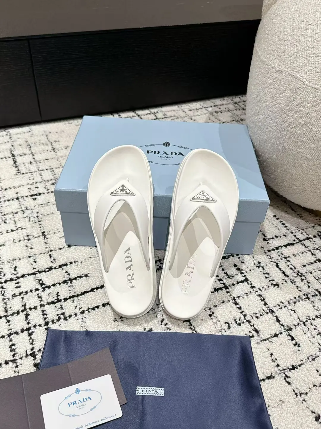 👟👟Ex-factory price 440👟👟 Prada 24/ Hot-selling summer thick-soled thong flip-flops Prada’s flip-flop flip-flops are a must-have for everyone during the travel season! ✔️Number of codes: 35-40 (custom order of 40 pieces is non-refundable)